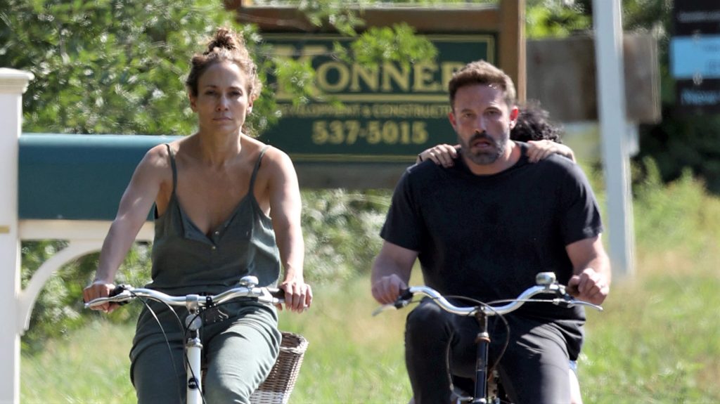 Jennifer Lopez y Ben Affleck montando en bici.