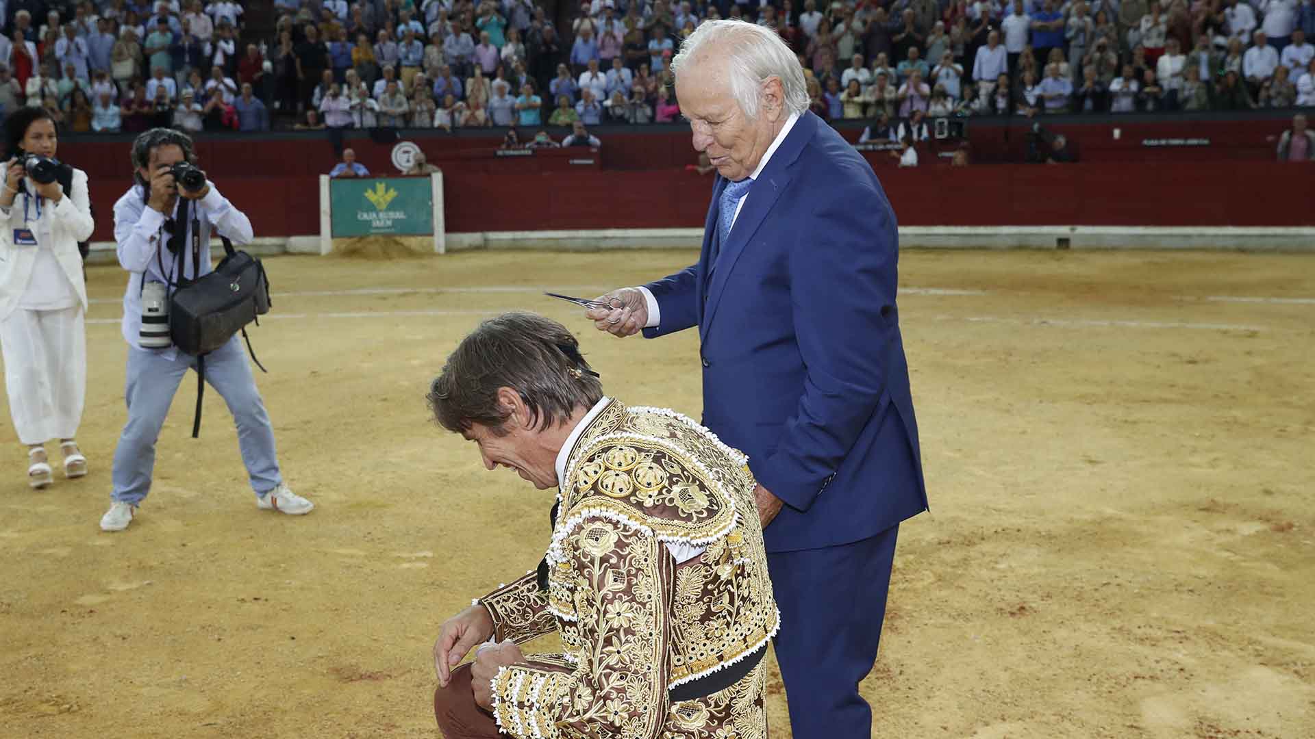 Manuel Benítez corta la coleta a su hijo en Jaén.