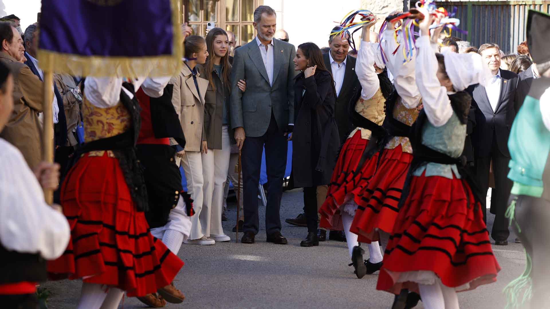 Los Reyes Felipe y Letizia junto a sus hijas visitan el Pueblo Ejemplar 2023