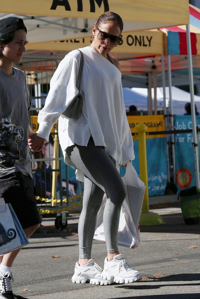 Jennifer López zapatillas blancas suela track 