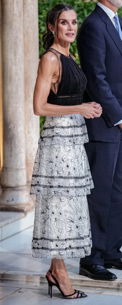 la reina letizia con vestido de volantes de carolina herrera en granada