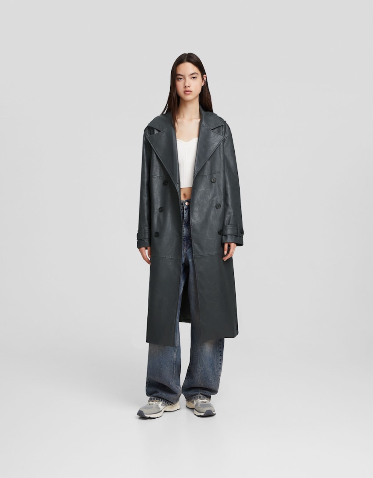 modelo de Bershka con Abrigo trench efecto piel.