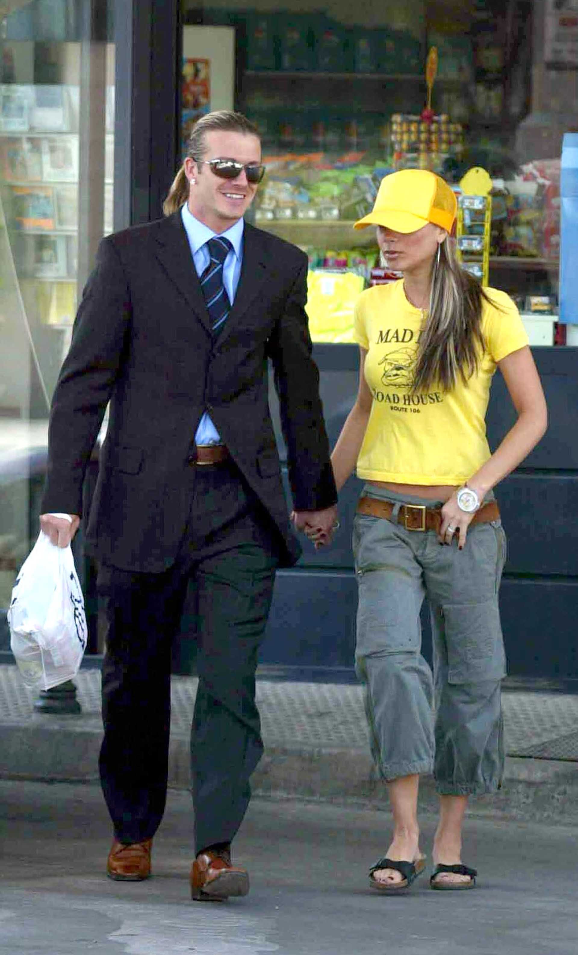 David Beckham vestido de traje y su mujer Vi