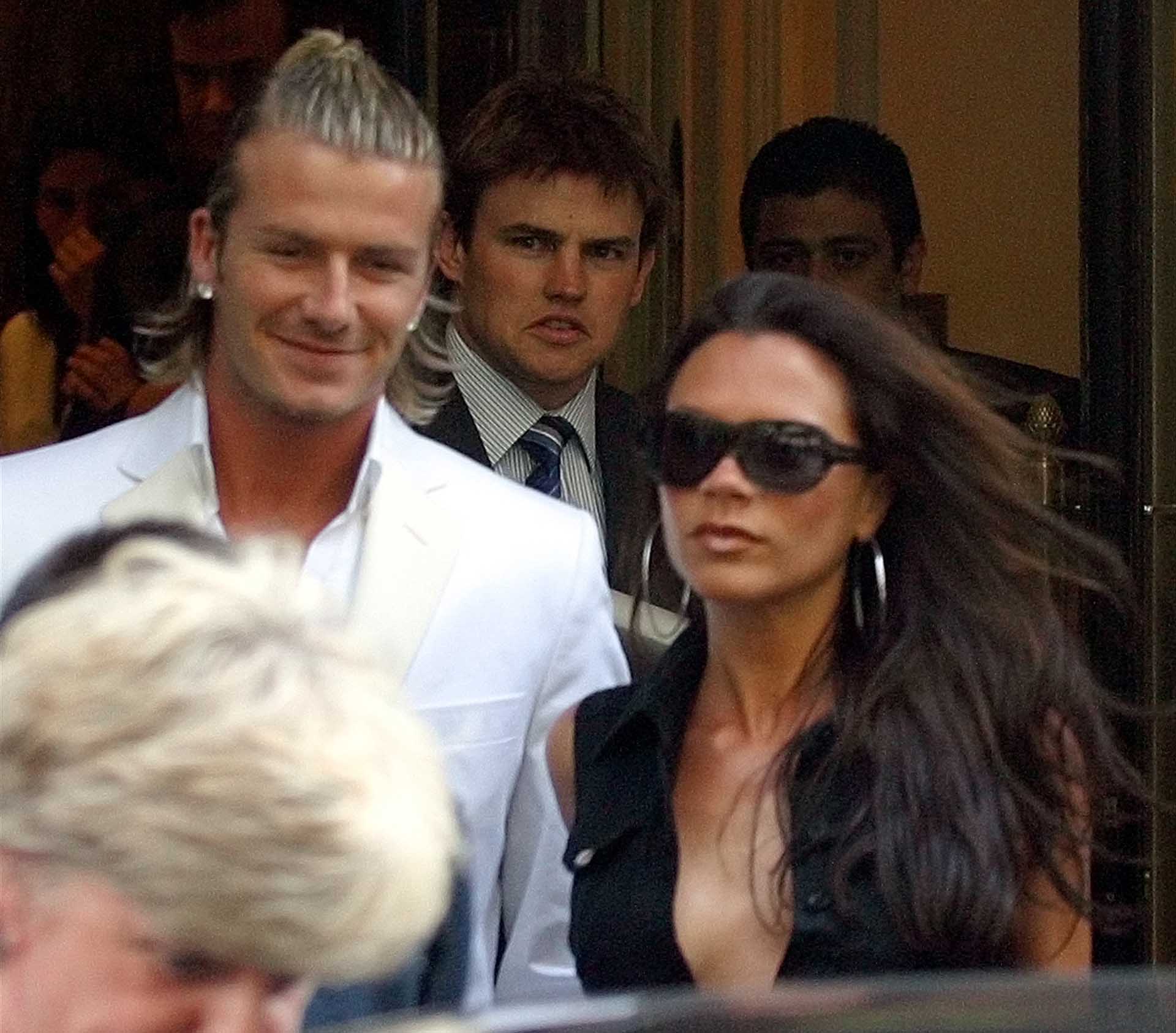 David Beckham y Victoria Beckham mientras la prensa les esperaba para fotografiarle