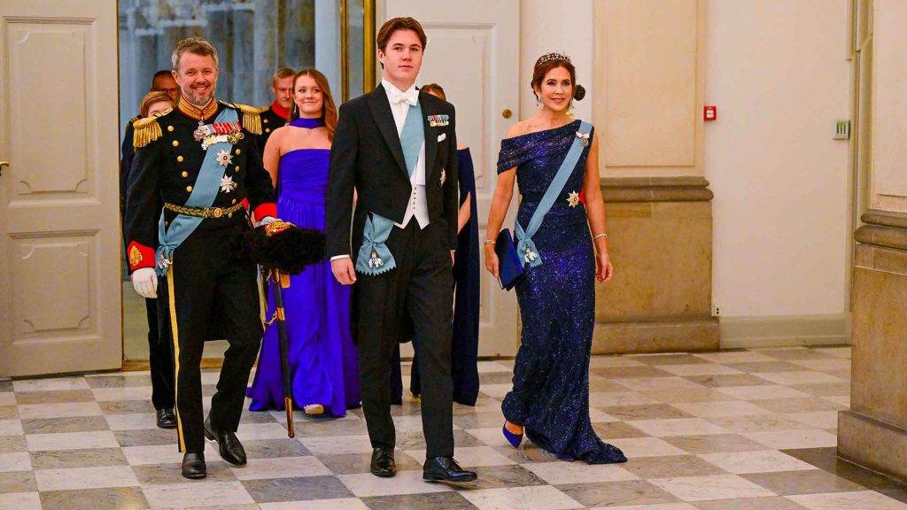 El príncipe Christian de Dinamarca junto a sus padres los Príncipes Federico y Mary