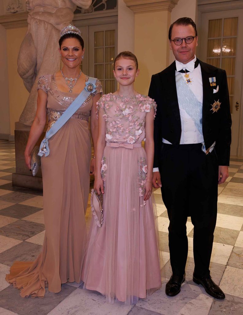 Victoria y Daniel de Suecia junto a su hija, la Princesa Estelle