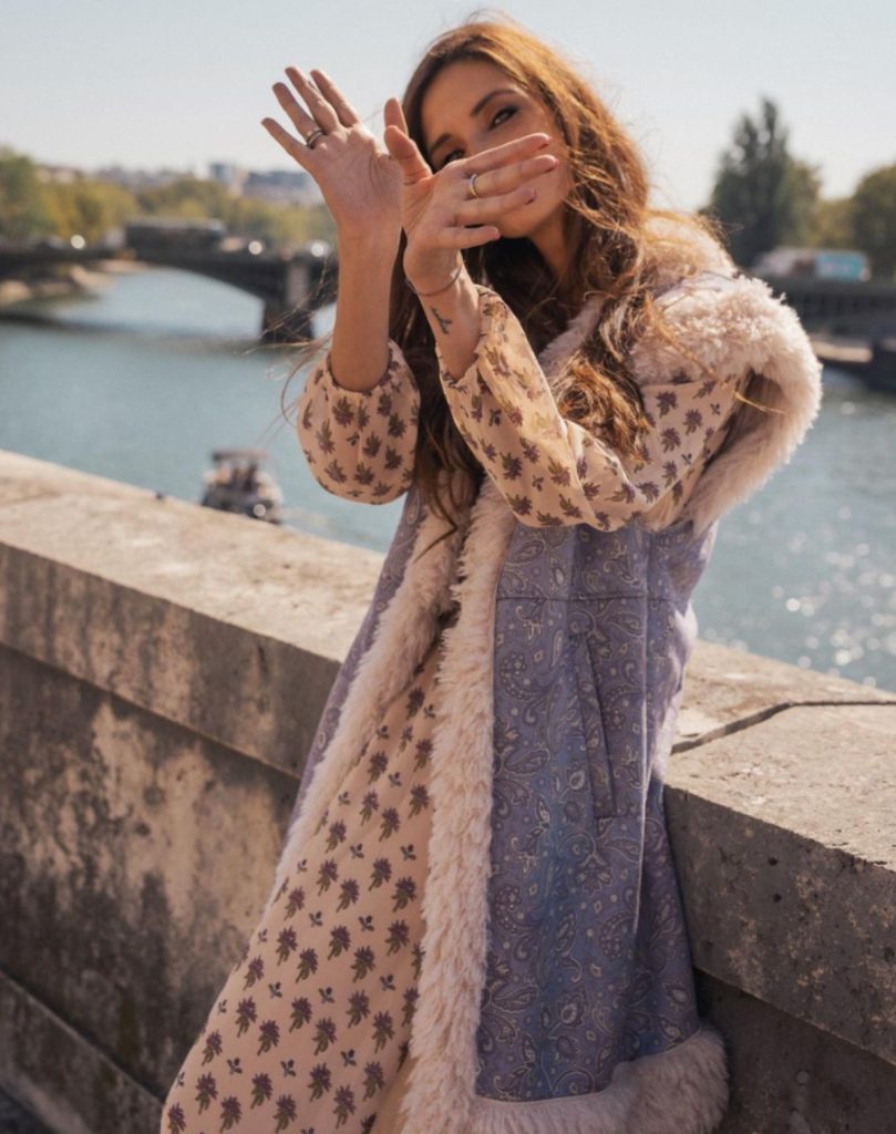 Sara Carbonero en París con un chaleco de pelo 