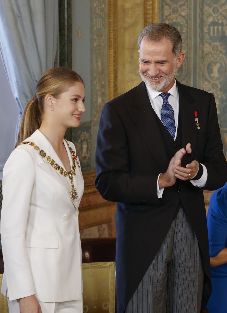 Felipe VI impone el Collar de la Orden de Carlos III a la Princesa Leonor. 