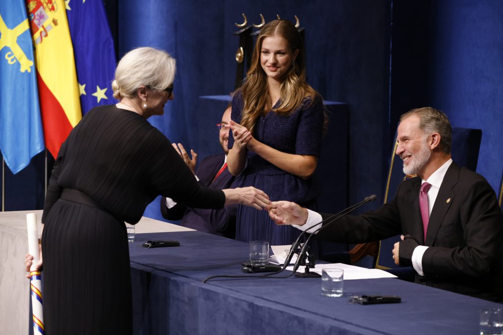 Meryl Streep da la mano a la Princesa Leonor y al Rey Felipe en los Premios Princesa de Asturias 2023.