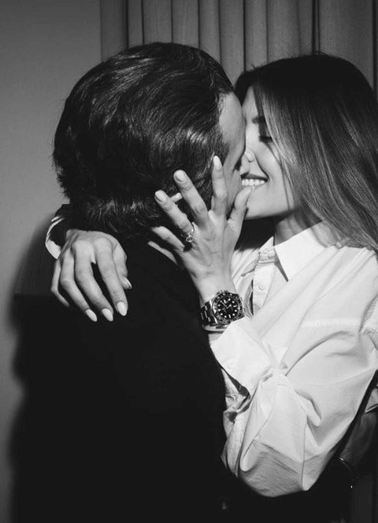 Danilo Díaz y Michelle Salas, hija de Luis Miguel, el día del anuncio de su compromiso. En la imagen se funden en un romántico beso y ella enseña su gran anillo 
