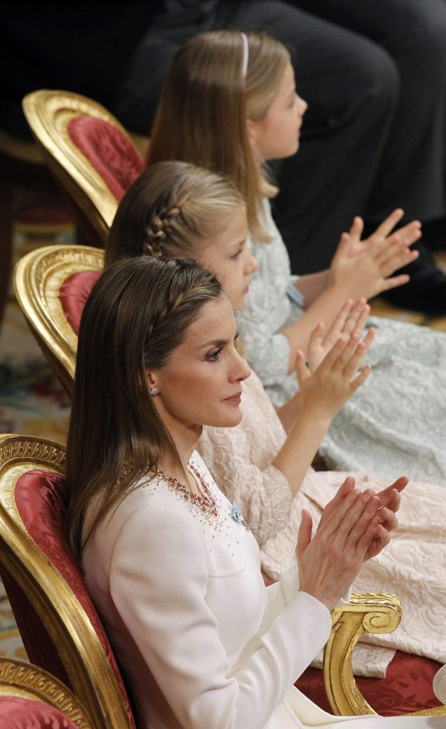 La Reina Letizia, junto a sus hijas, la Princesa de Asturias Leonor y la Infanta Sofía, durante la Proclamación del Rey Felipe
