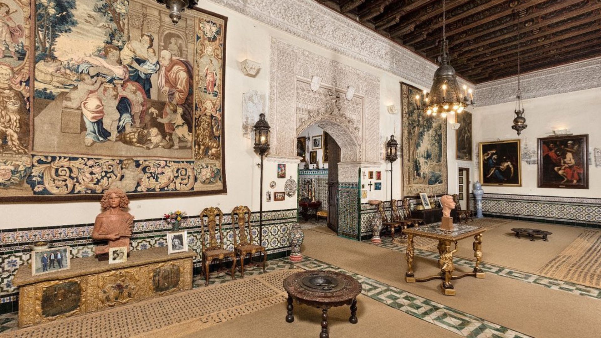 El Palacio de Dueñas, por dentro: así es el escenario del bautizo del bautizo de Sofía, la hija de los duques de Huéscar