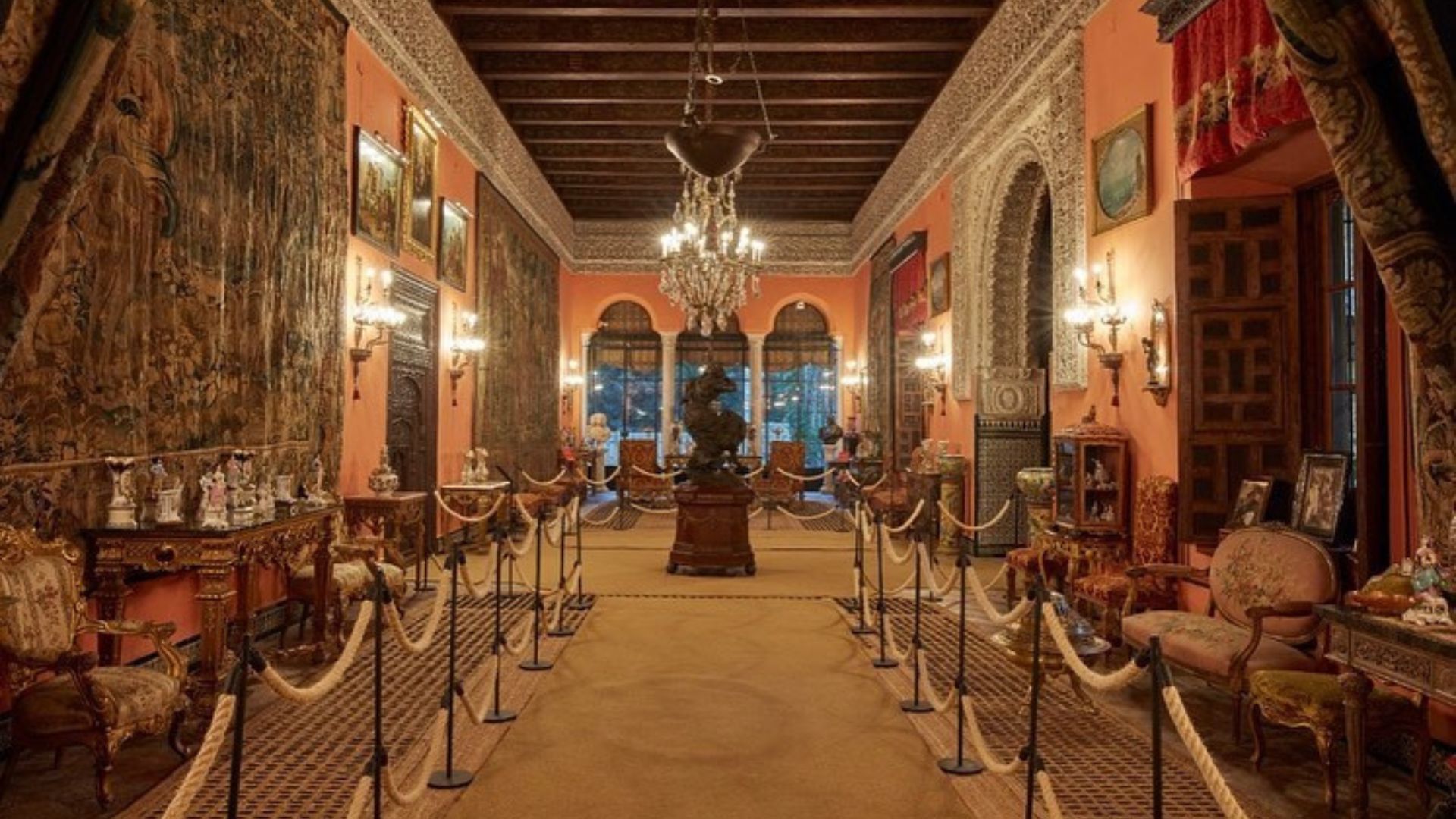 El Palacio de Dueñas, por dentro: así es el escenario del bautizo del bautizo de Sofía, la hija de los duques de Huéscar