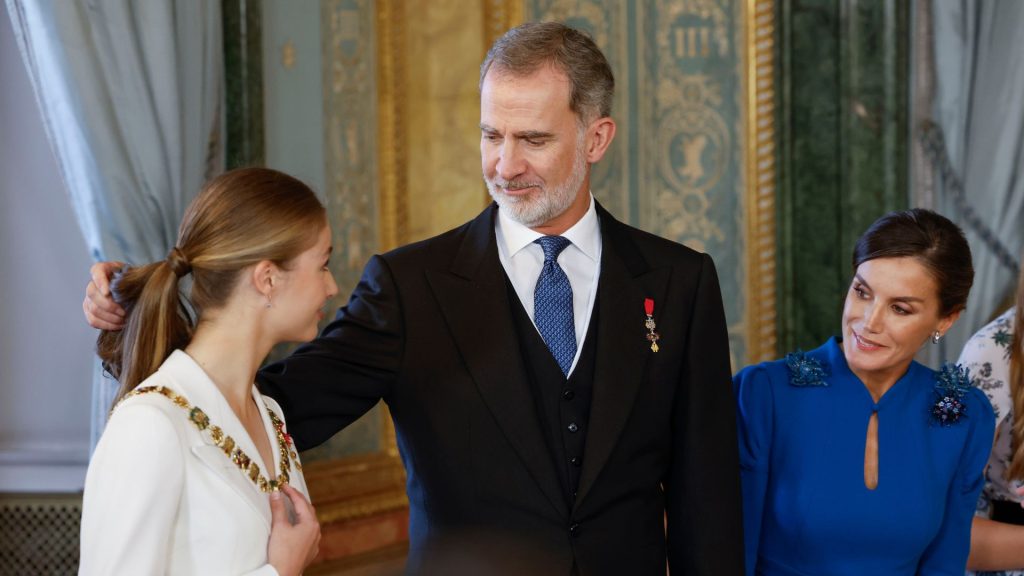El Rey Felipe VI le coloca la coleta a su hija la Princesa Leonor durante la Jura de la Constitución
