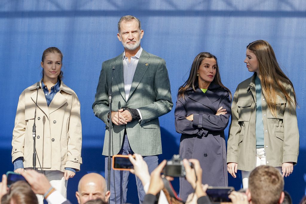 El Rey Felipe, la Reina Letizia y sus dos hijas, Leonor y Sofía, durante los discursos en el Pueblo Ejemplar de Asturias de 2023 