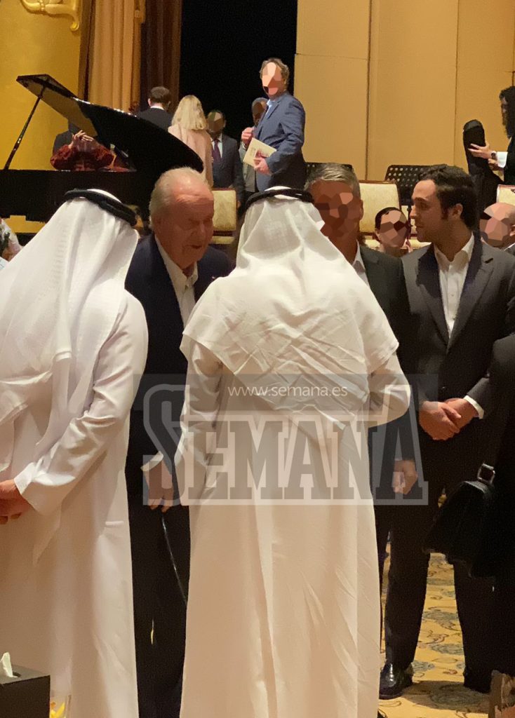 Las fotos del Rey Juan Carlos y Froilán codeándose con los jeques en Abu Dabi
