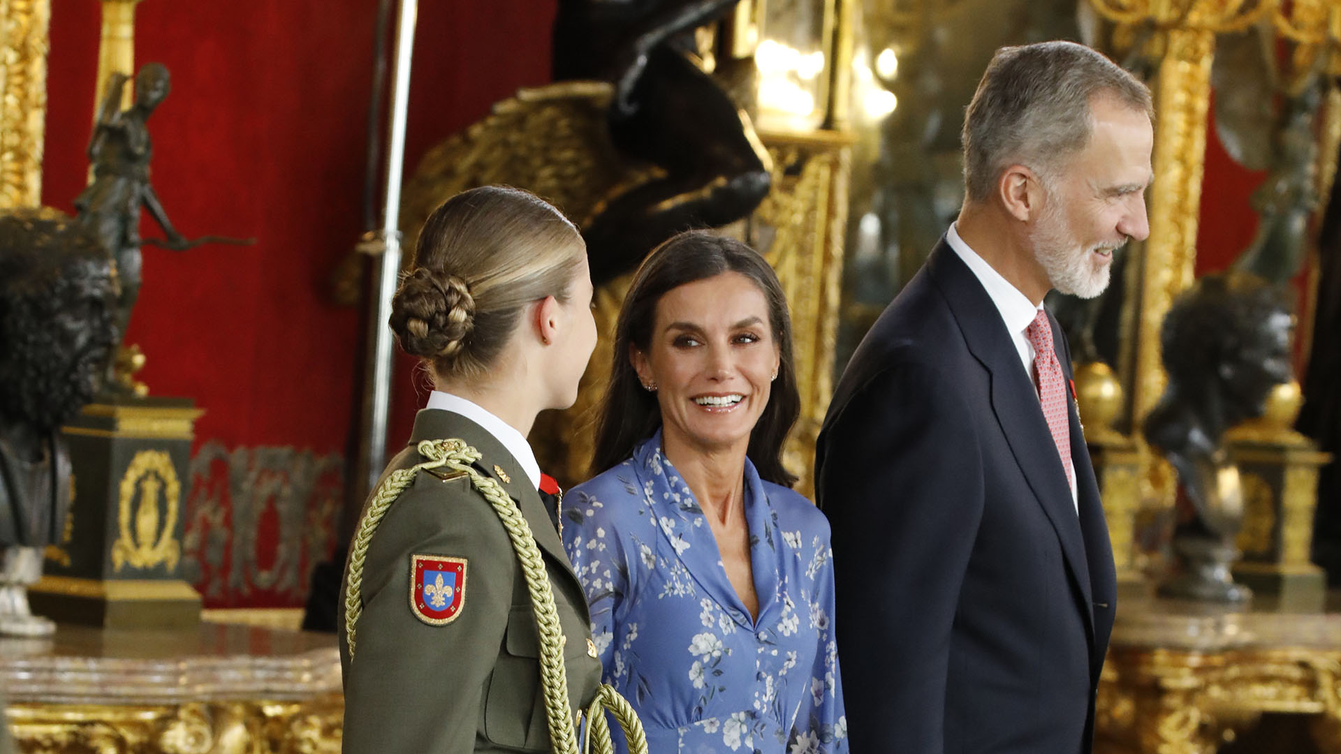 Los Reyes Felipe y Letizia junto a su hija, la Princesa Leonor, en la recepción del Palacio Real