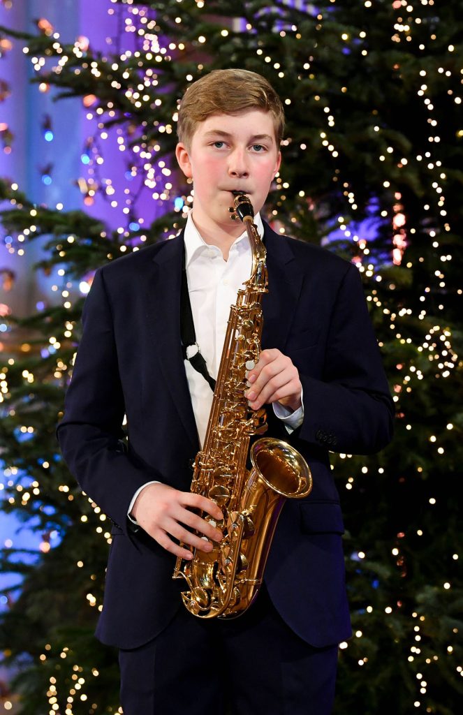emmanuel de belgica tocando el saxo