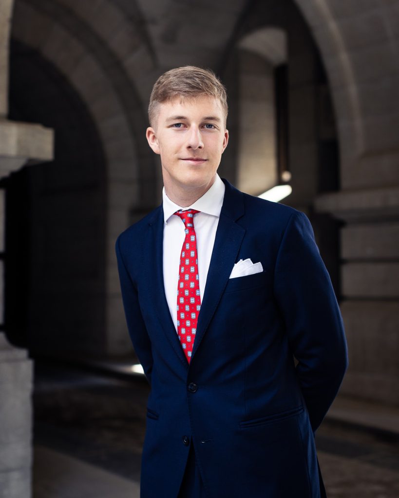 emmanuel de belgica cumple 18 años con traje y corbata