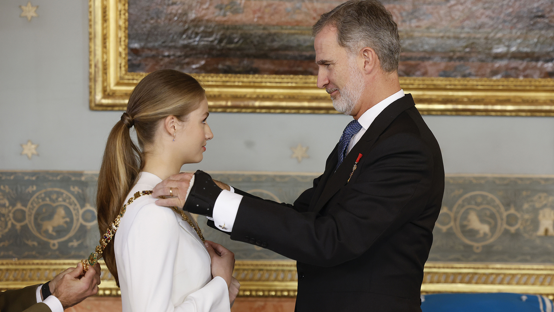 Felipe VI impone el Collar de la Orden de Carlos III a la Princesa Leonor