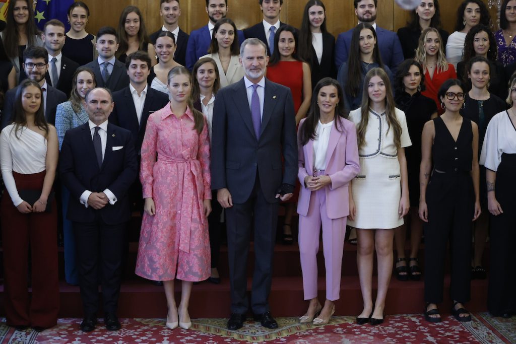 La Familia Real al completo se reúne con jóvenes estudiantes de la Universidad de Oviedo en el hotel de La Reconquista.