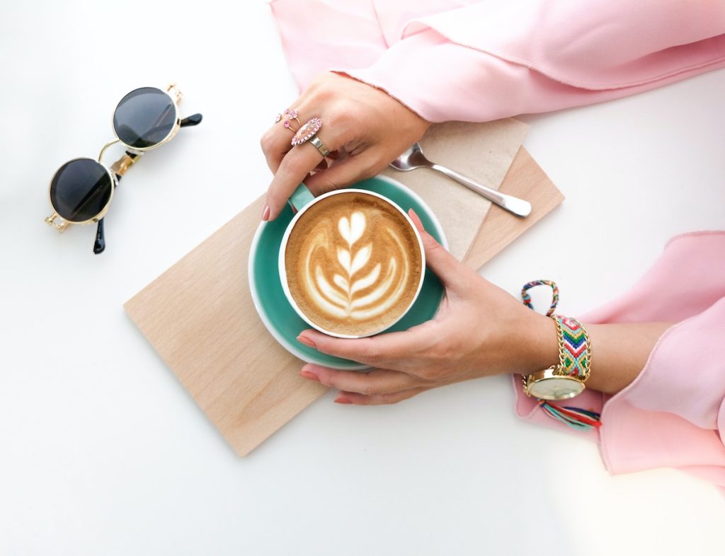 El café altera los niveles naturales de cortisol por las mañanas.