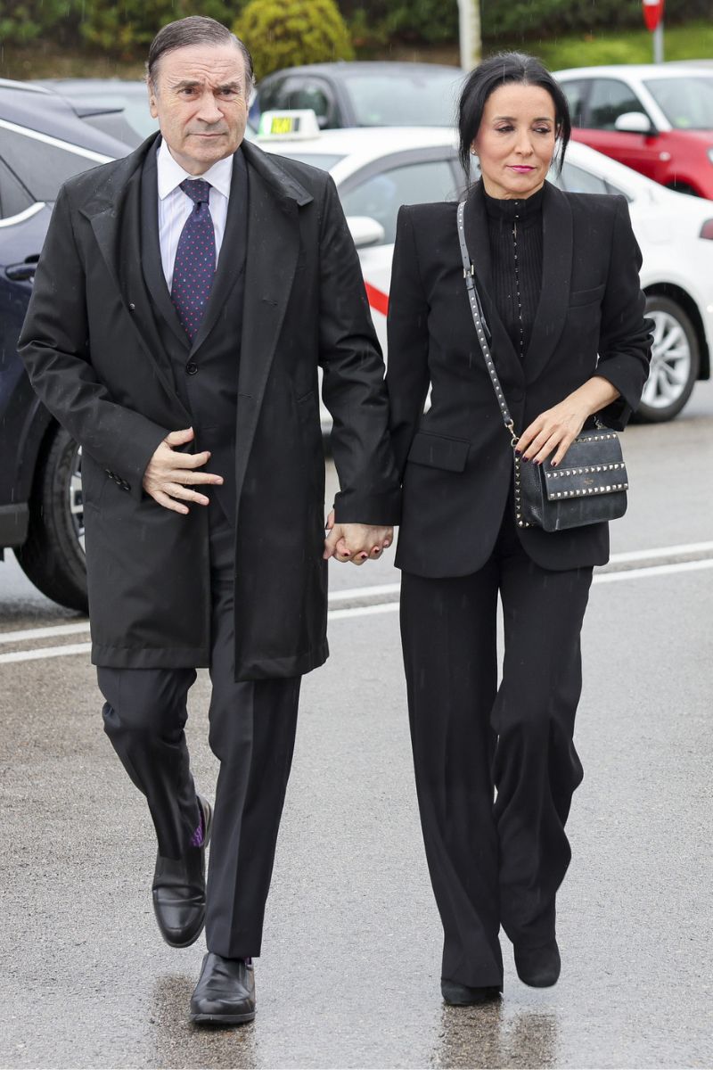 Pedro J. Ramírez y su mujer llegan a la misa funeral por Fernández Tapias
