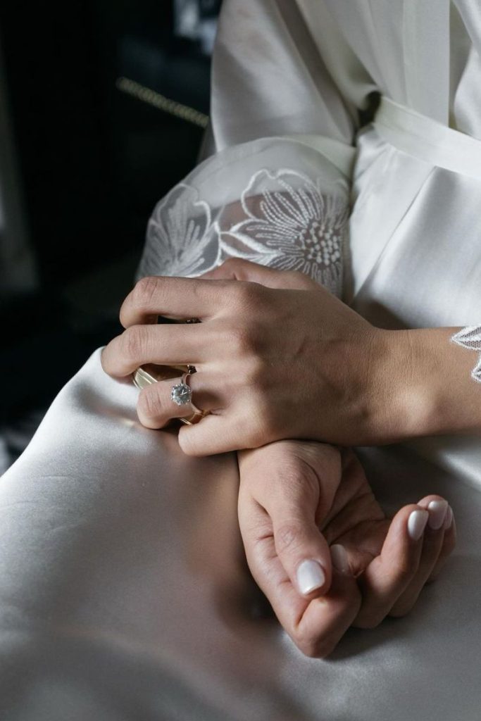 Michelle Salas muestra su anillo de pedida en una de las fotos que ha compartido sobre la boda