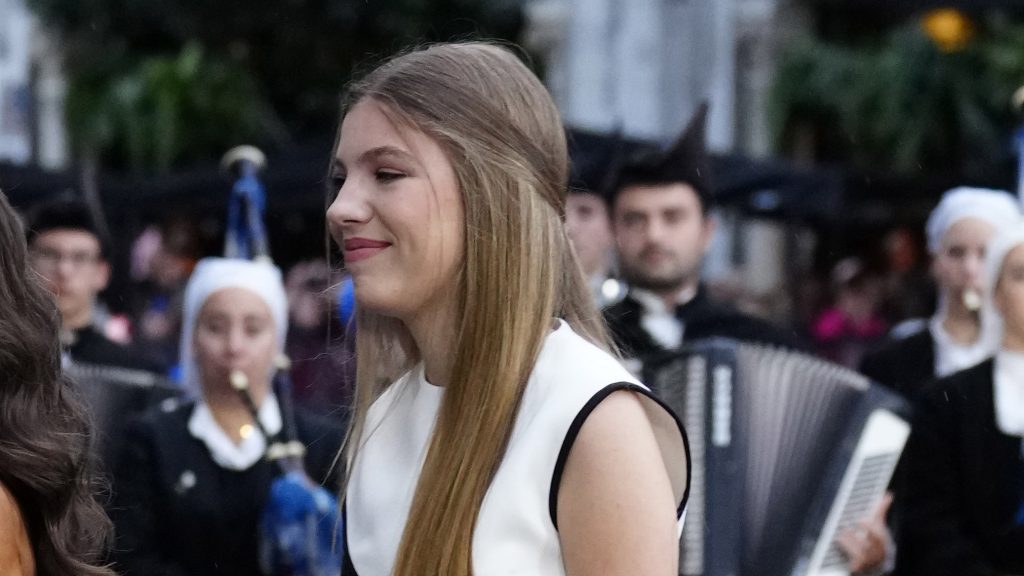 La Infanta Sofía arrasa con su vestido bicolor con aberturas en los Premios Princesa de Asturias 2023