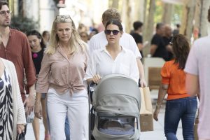 Isabelle Junot y su madre Nina Wendelboe-Larsen pasean a la pequeña Philippa por Madrid