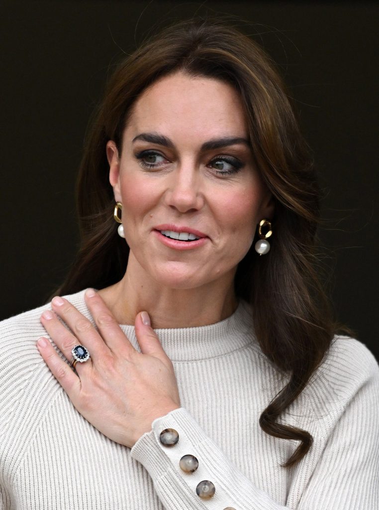 Kate Middleton, con pendientes de perlas y su anillo de compromiso, que perteneció a Lady Di 