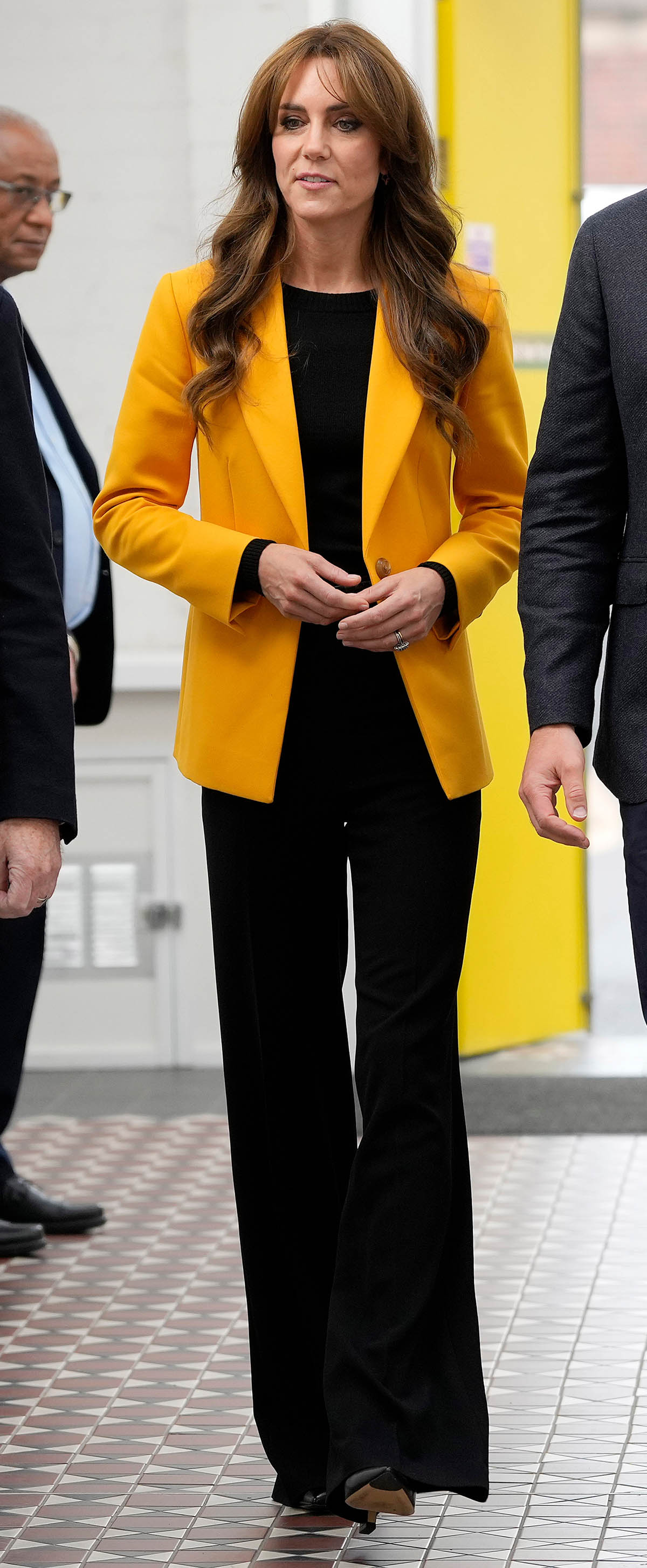 kate middleton con chaqueta amarilla de l.k bennett