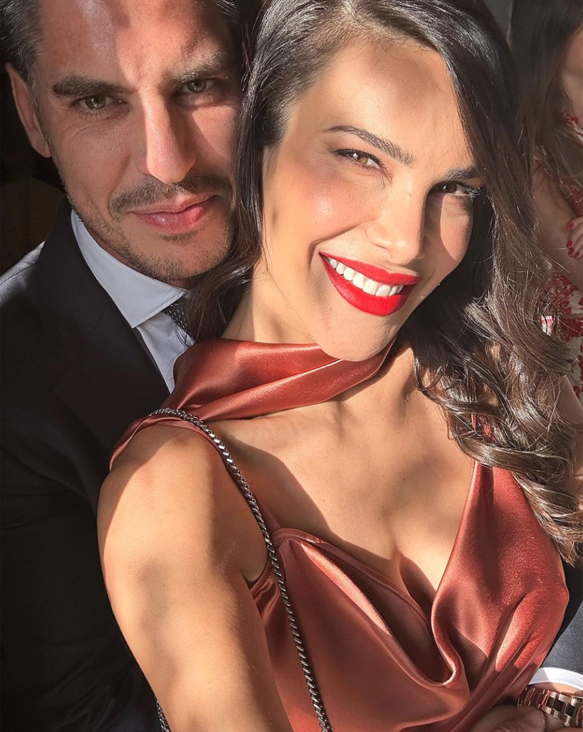 Carla Barber y Carlos Rubí en una boda.