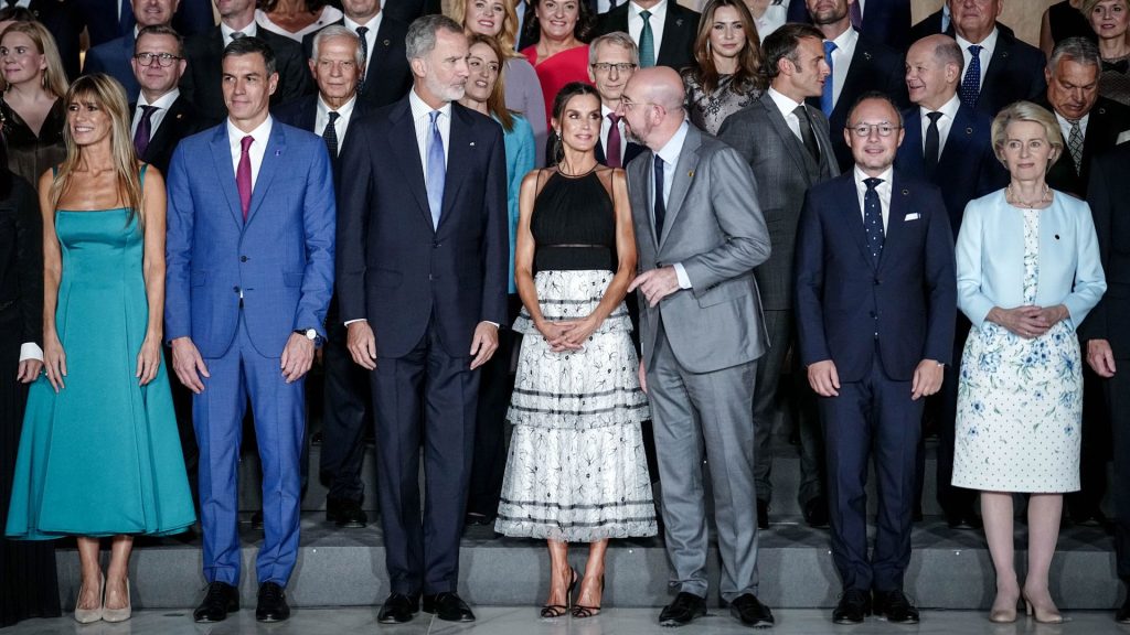 Los Reyes Felipe y Letizia posan en la foto oficial junto a los 50 mandatarios llegados a la Cumbre de Granada