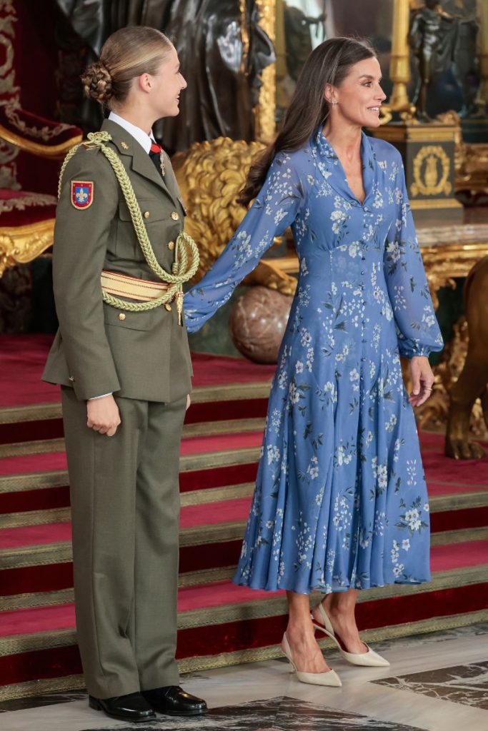 El cariñoso gesto de la Reina Letizia a la Princesa Leonor cuando se ha rencontrado con sus compañeros de la Academia Militar en la Fiesta Nacional