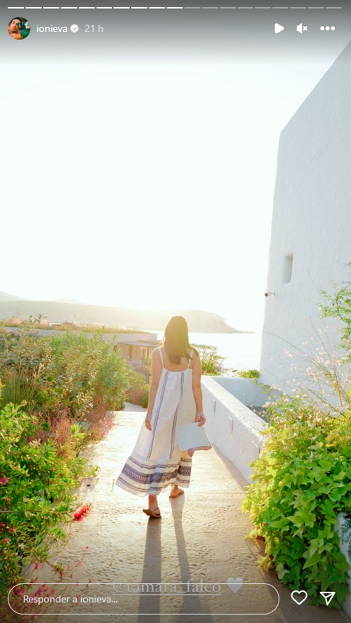El paseo de Tamara Falcó en el hotel de Ibiza