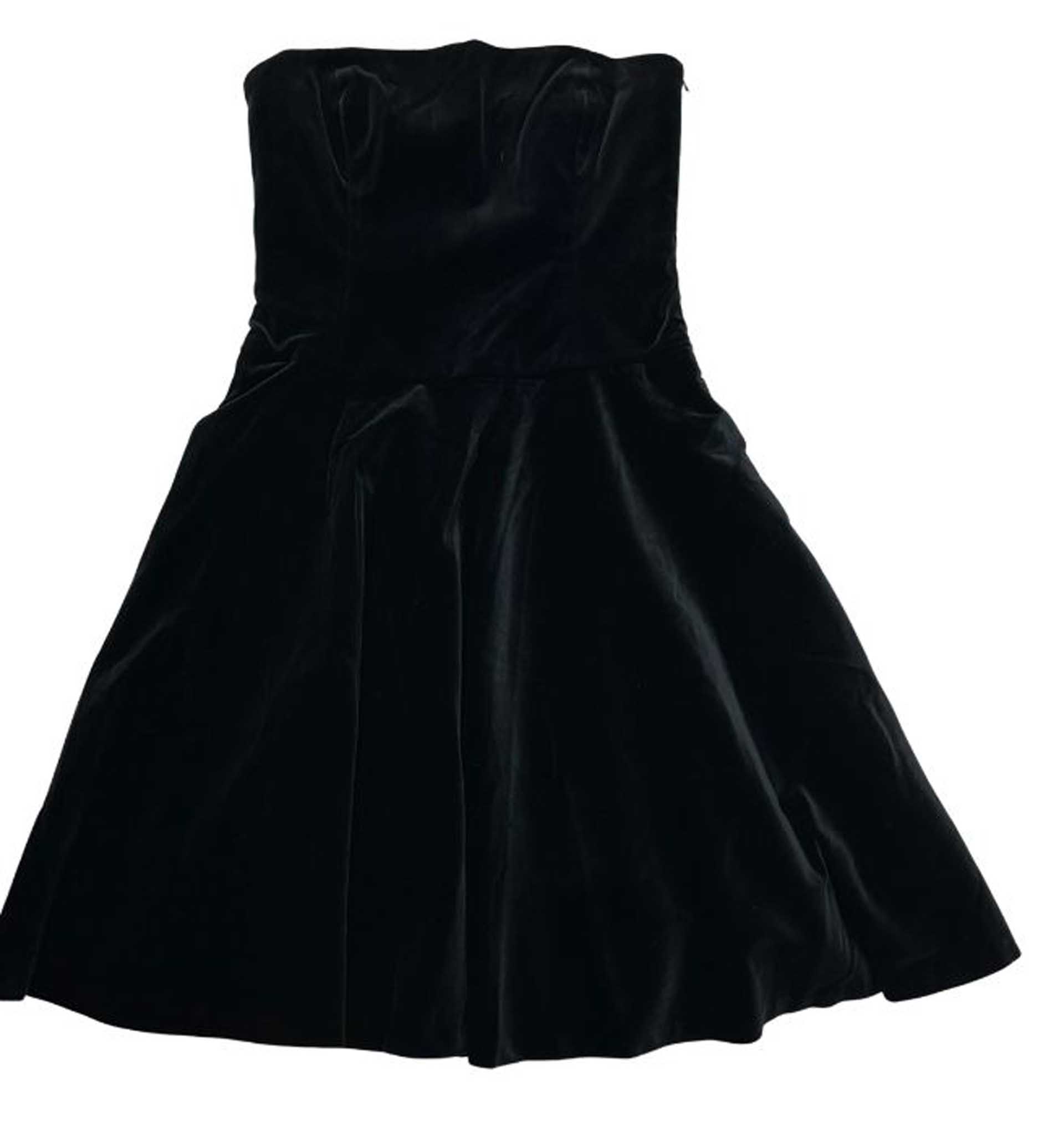 Michelle Salas ha puesto a la venta gran parte de su ropa, entre otros, un vestido color negro de firma