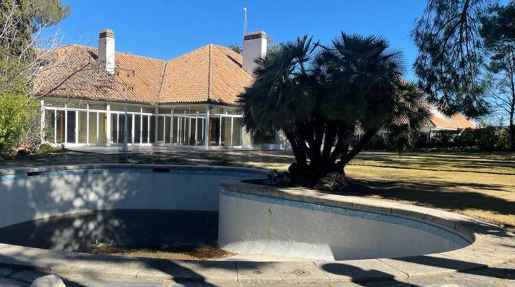 La casa de Rocío Jurado en La Moraleja (Madrid). Se puede ver cómo era el exterior y su piscina
