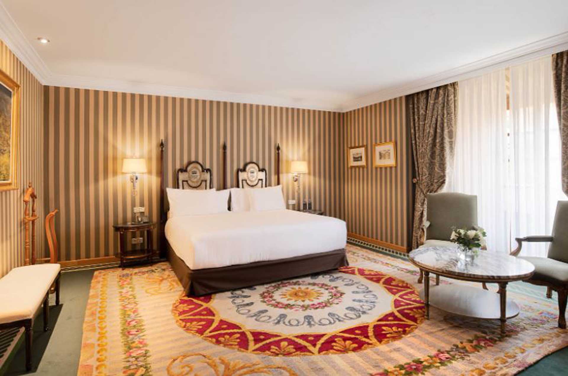 La alfombra que está en la habitación de los Reyes Felipe y Letizia en el Hotel Reconquista es única y viene de la Real Fábrica de Tapices
