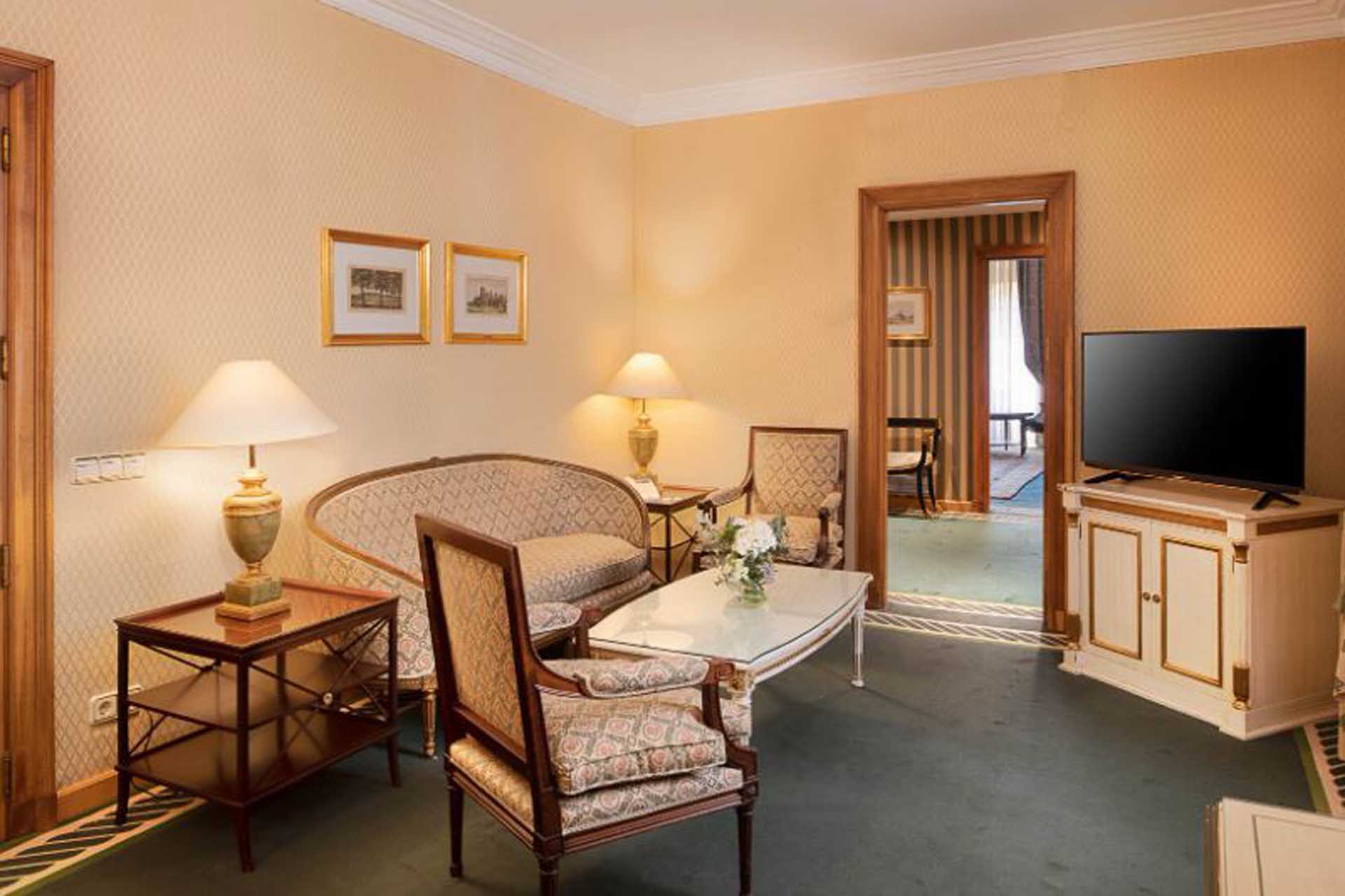 Una zona de descanso tipo salita de la suite en la que se hospedan los Reyes Felipe y Letizia en los Premios Princesa de Asturias