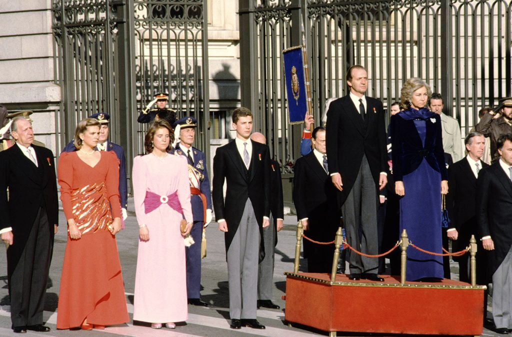 Los Reyes Juan Carlos y Sofía junto a Don Felipe y las Infantas Elena y Cristina antes de la Jura de la Constitución del Príncipe, el 30 de enero de 1986 