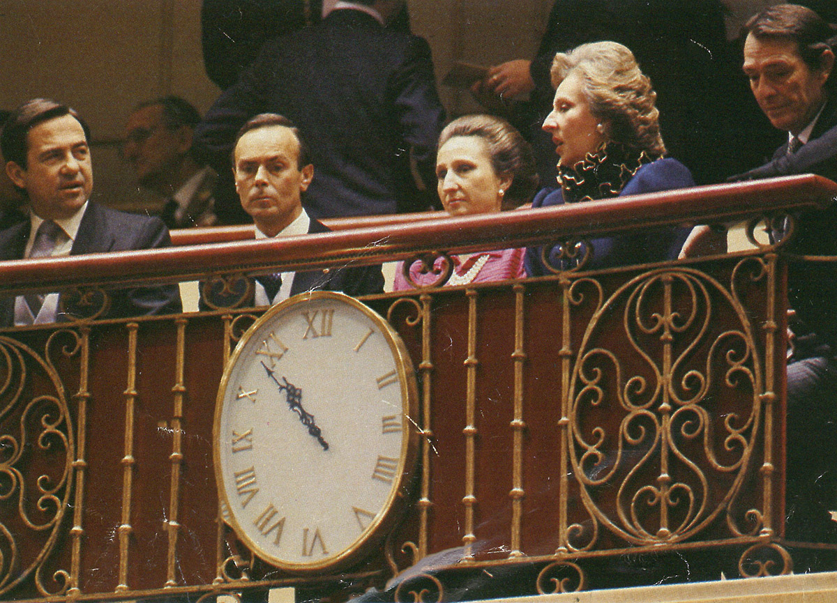 las infantas pilar y margarita en la jura de la constitución de su sobrino Felipe en 1986