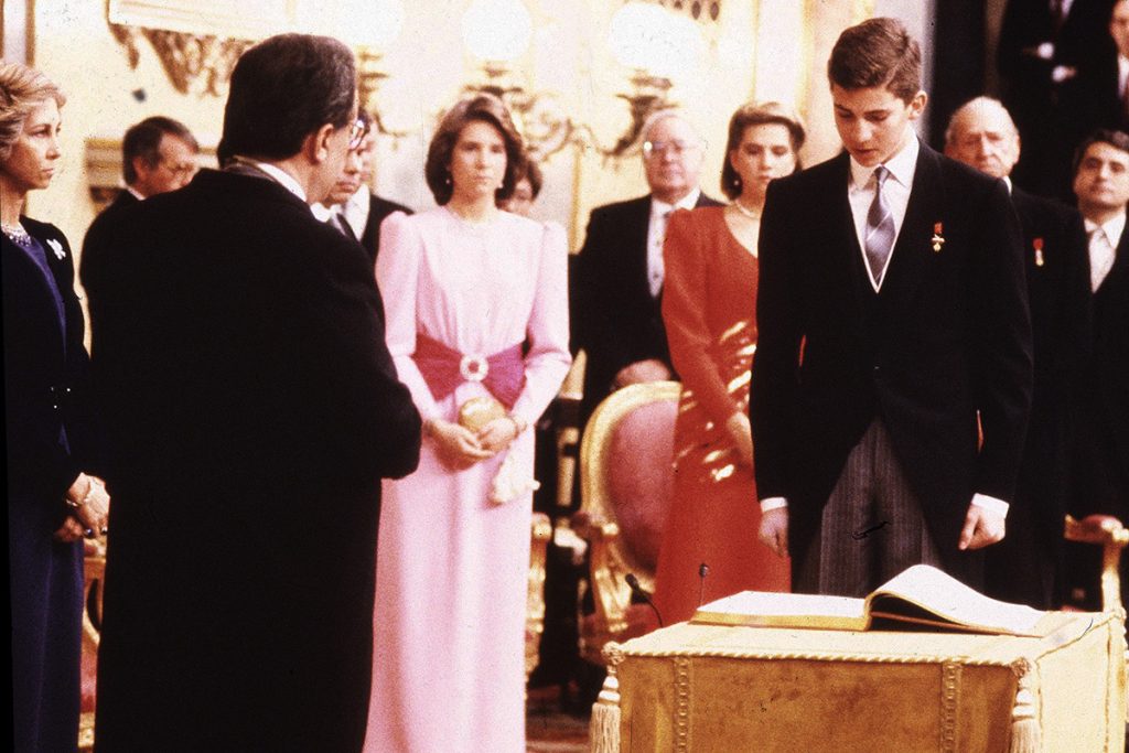Momento en el que Don Felipe presta juramento sobre la Constitución en el Congreso, el 30 de enero de 1986