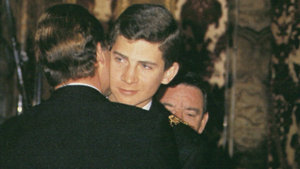El Rey Juan Carlos besó a su hijo Felipe tras imponerle el Collar de la Orden de Carlos III en el Palacio Real 