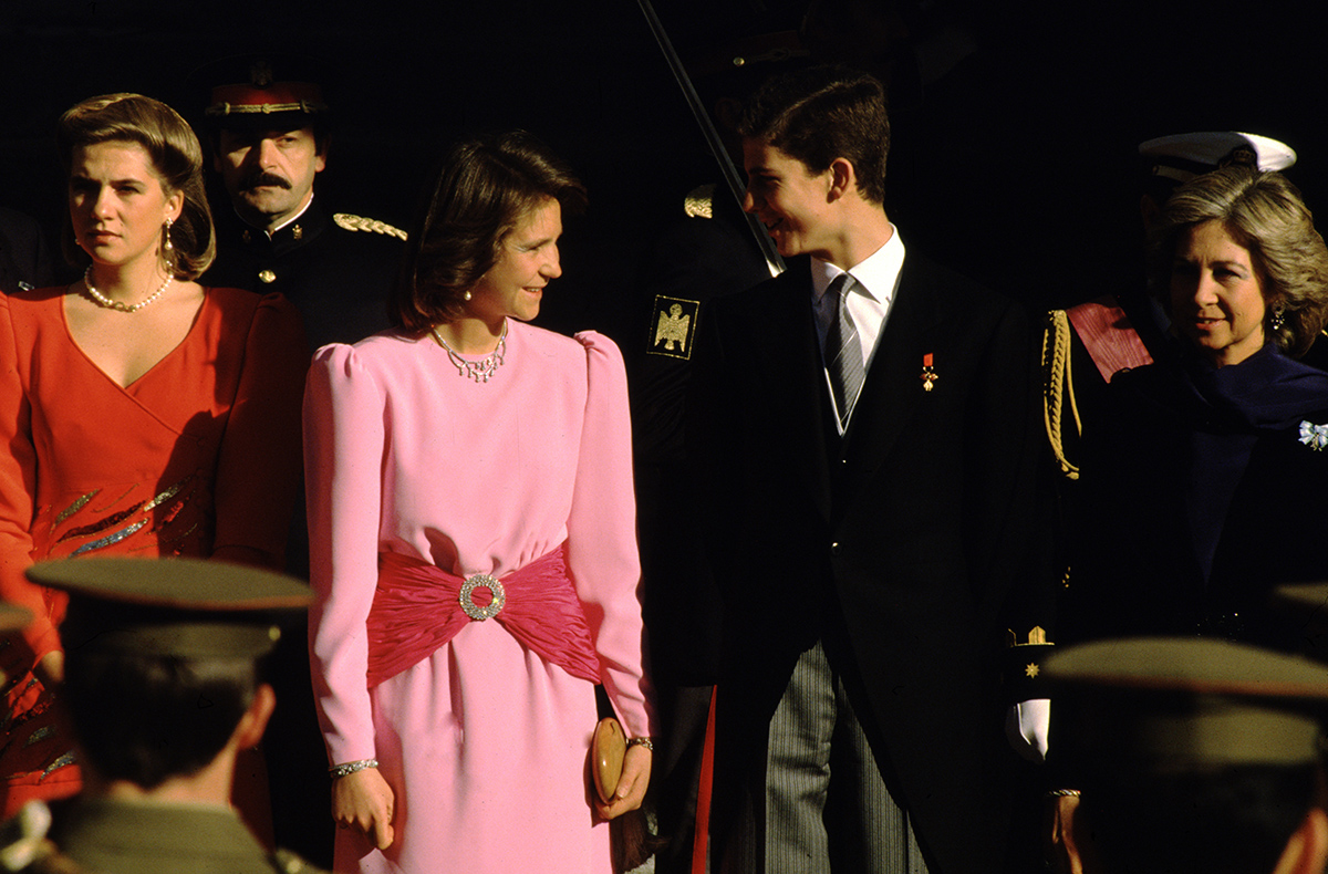 El Rey Felipe, todavía principe, con sus hermanas Elena y Cristina en el juramento de la Constitución en 1986