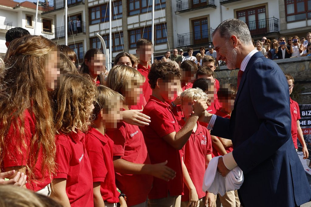 el rey felipe saludando a unos niños en getxo