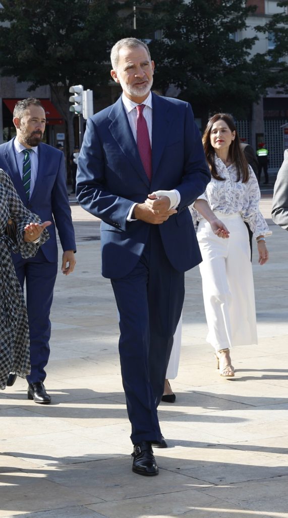 el rey felipe con la muñeca vendada en bilbao