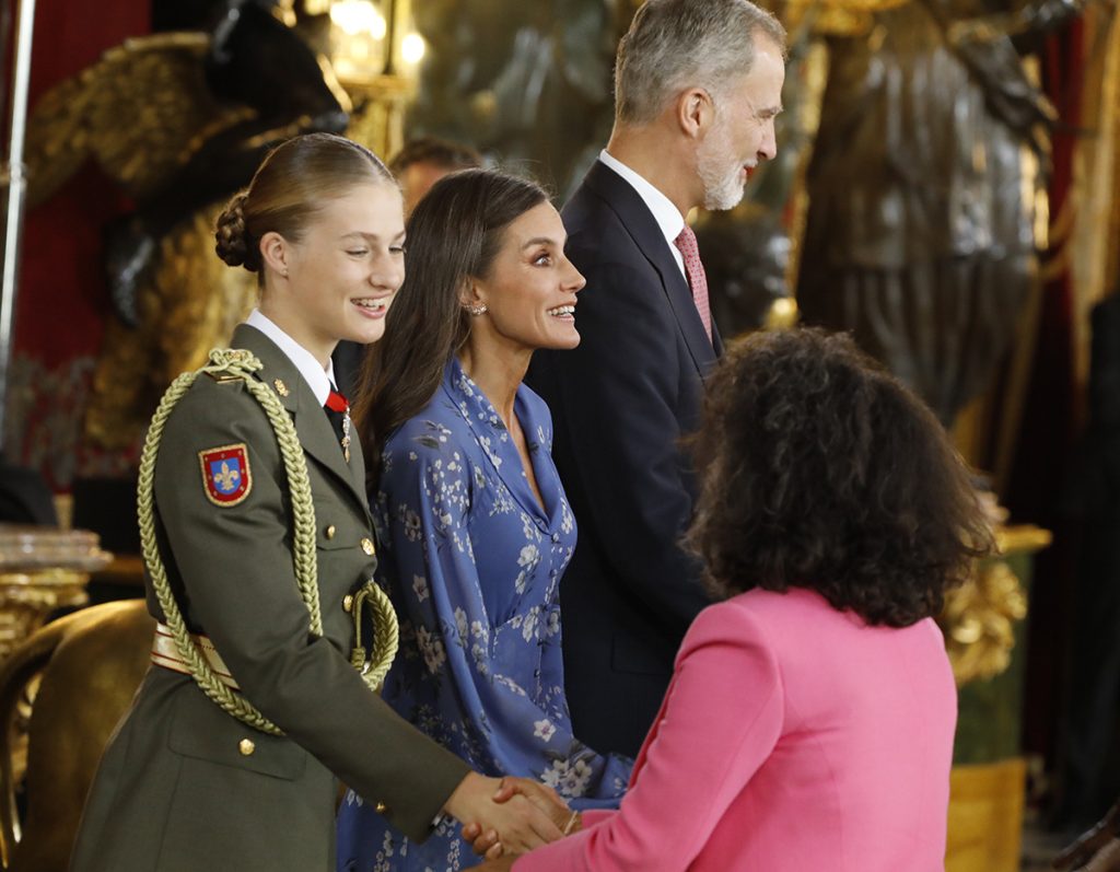 la princesa leonor saluda a una invitada en el palacio real