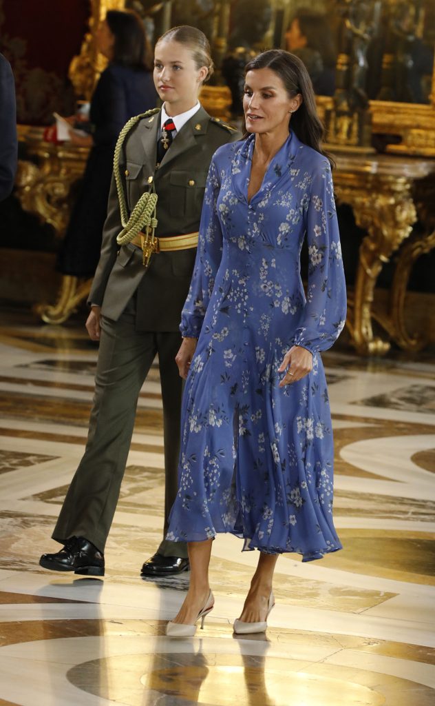 la reina letizia, de azul, y la princesa leonor, de uniforme, juntas en el palacio real