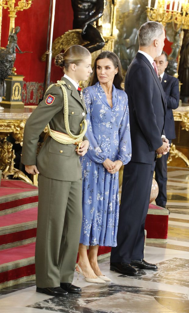 La Princesa Leonor, colocándose la tercera en el besamanos de palacio real en la fiesta nacional 2023